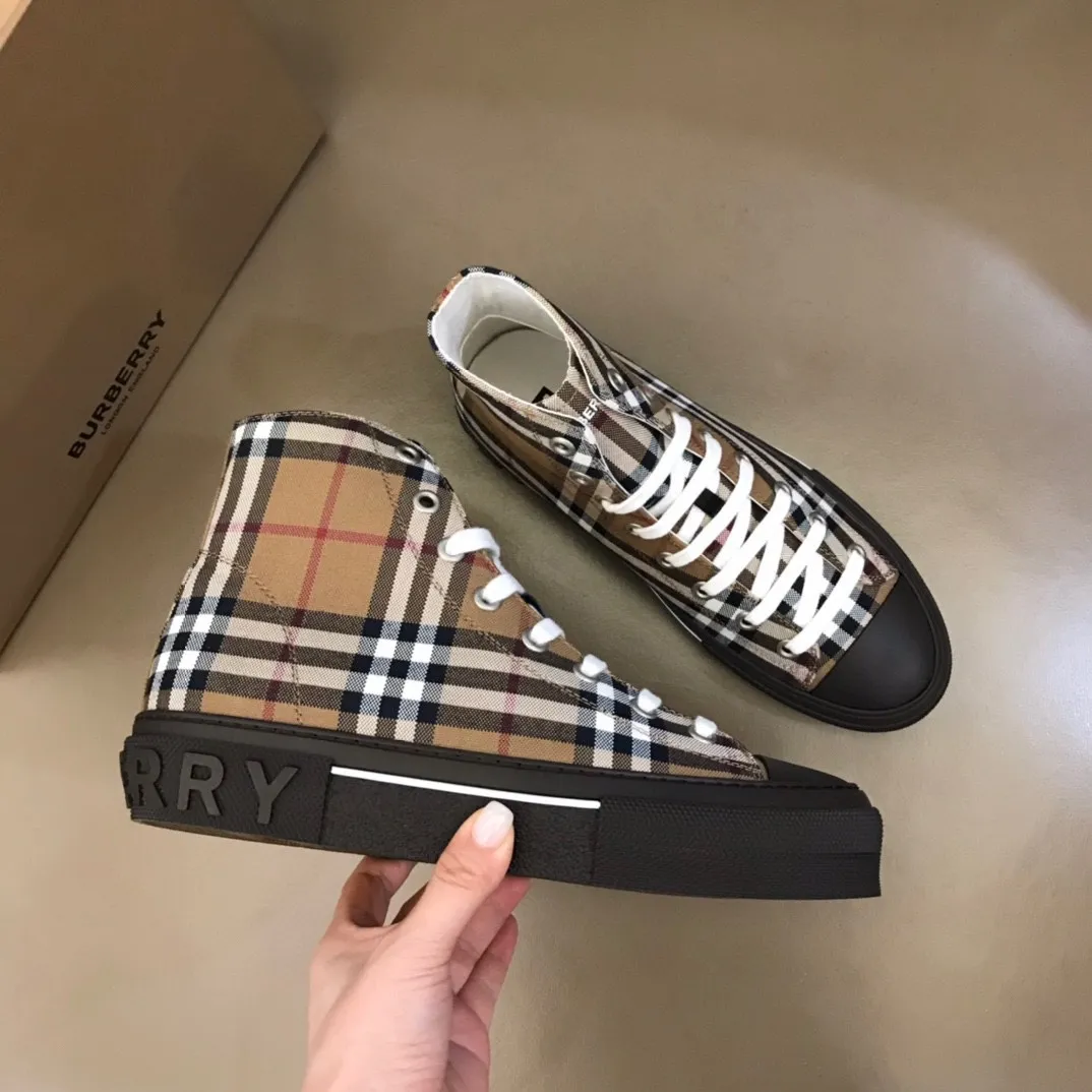 ¥420▫️B’s men’s classic high-top sneakers are reinterpreted in Vintage plaid cotton material and decorated with a new brand logo. First-layer cowhide lining, embossed Burberry logo on the heel, and original TPU outsole! 38-45